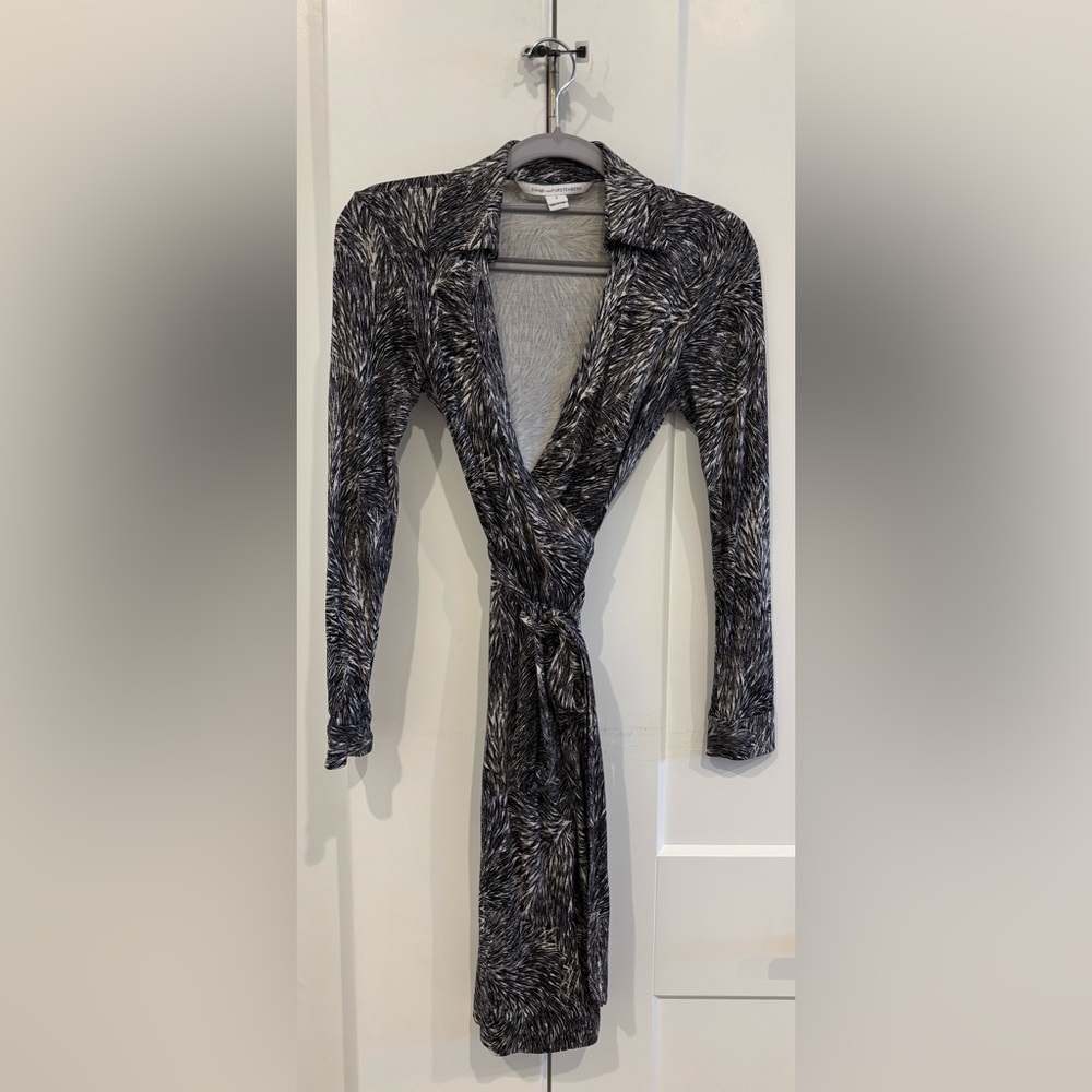 Diane Von Furstenberg Black and White Patterned Silk Wrap Dress. Size 2 - Picture 6 of 6